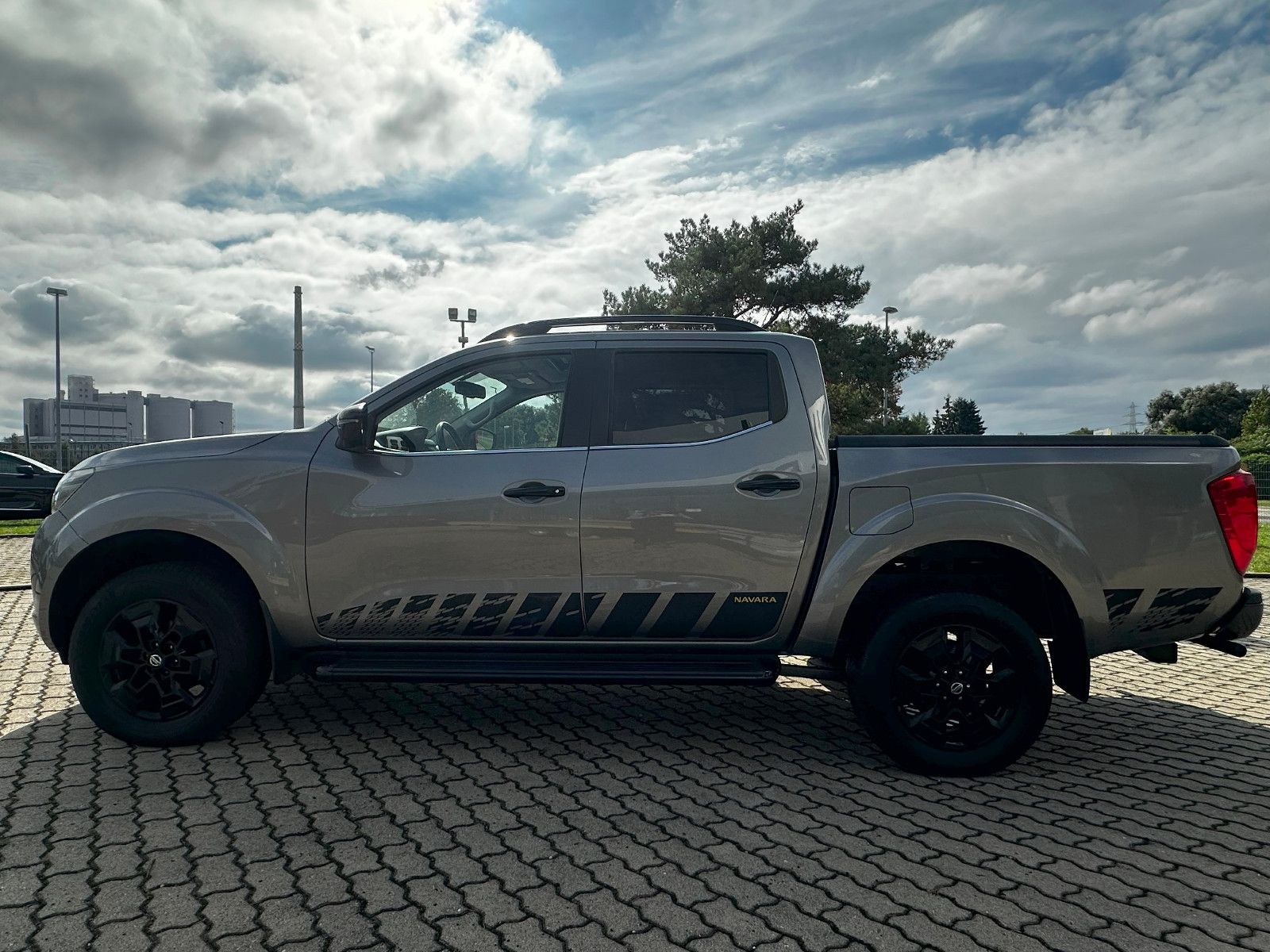 Fahrzeugabbildung Nissan Navara NP300 N-Guard Double Cab 4x4