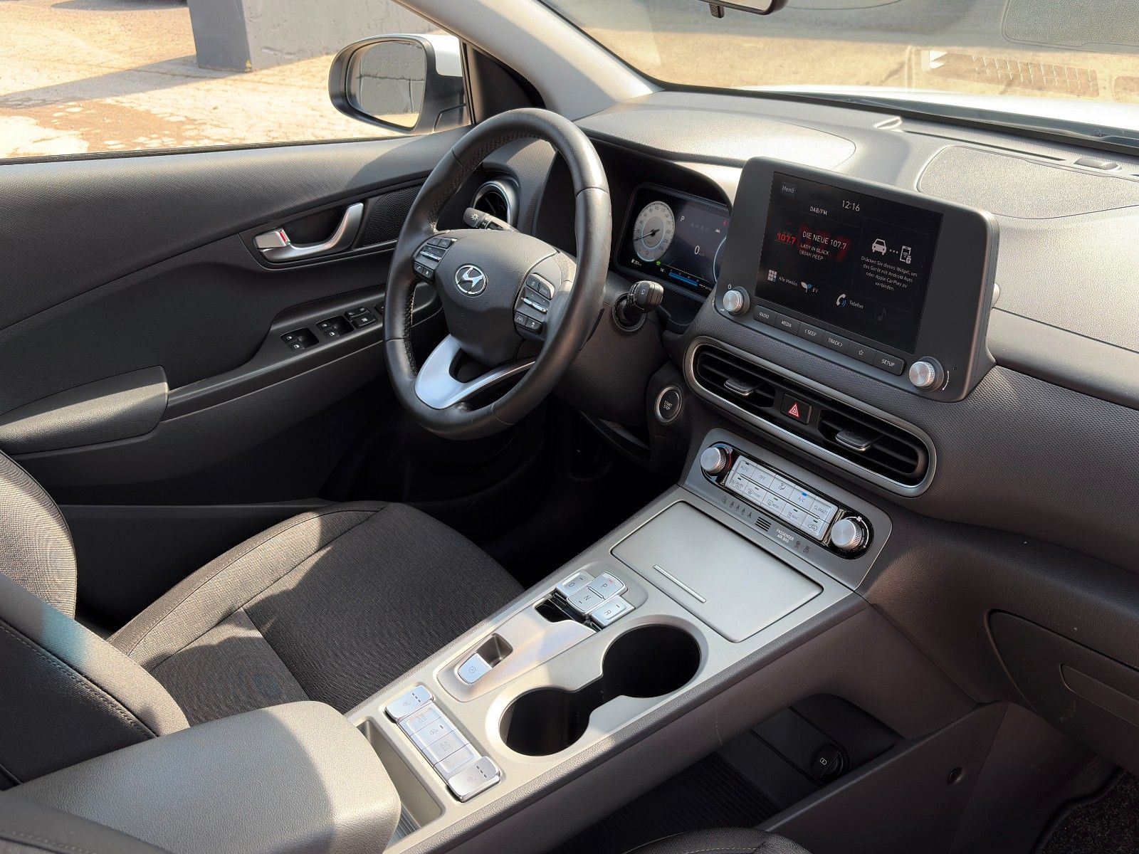 Fahrzeugabbildung Hyundai KONA E Select SHZ LHZ ACC Navi CarPlay PDC LKA