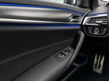 Fahrzeugabbildung BMW 520d M Sport  Kamera HUD DAB HiFi AHK DisplayKey