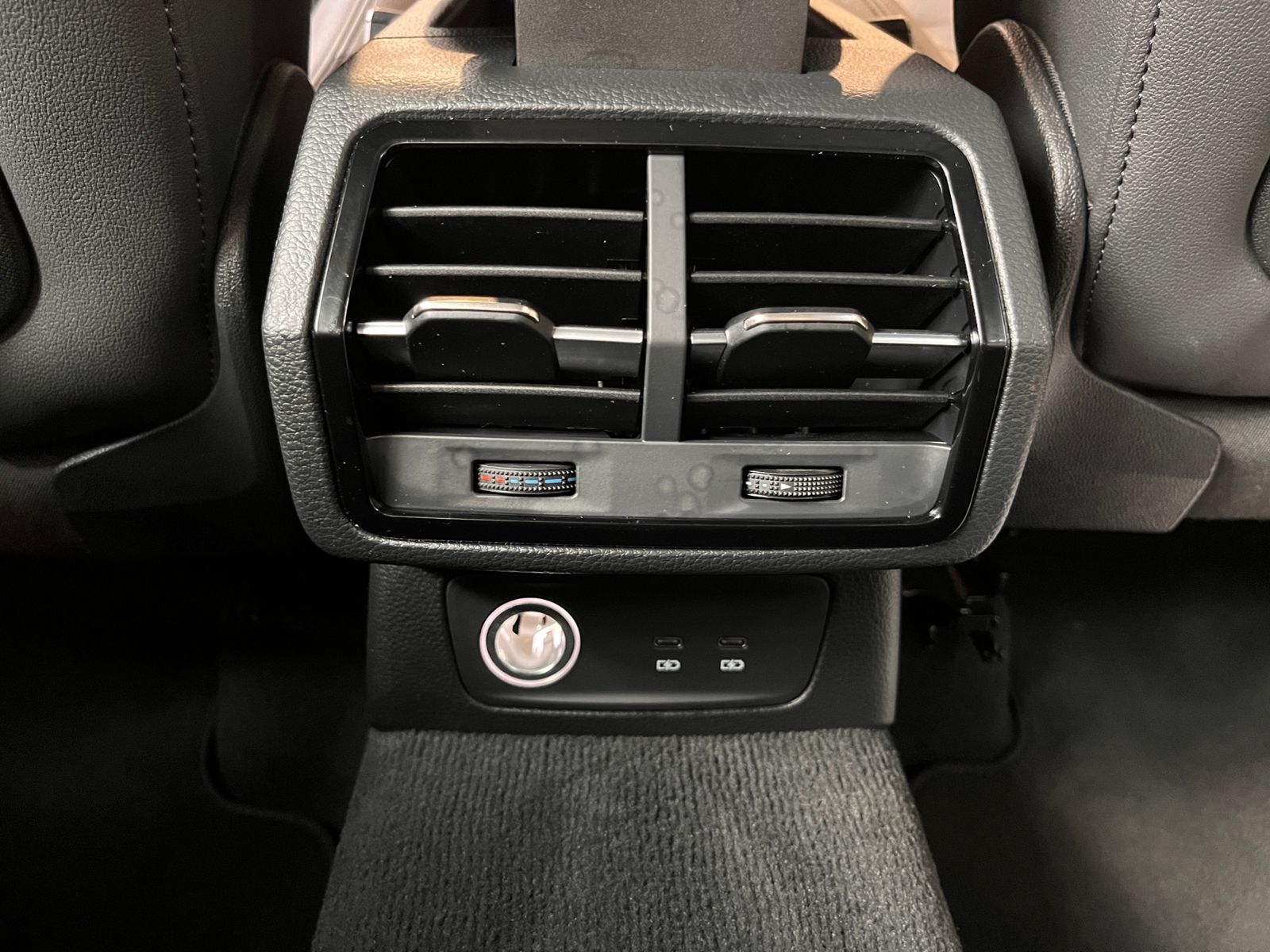 Fahrzeugabbildung Audi Q3 40 TFSI quattro advanced PANO AHK LED