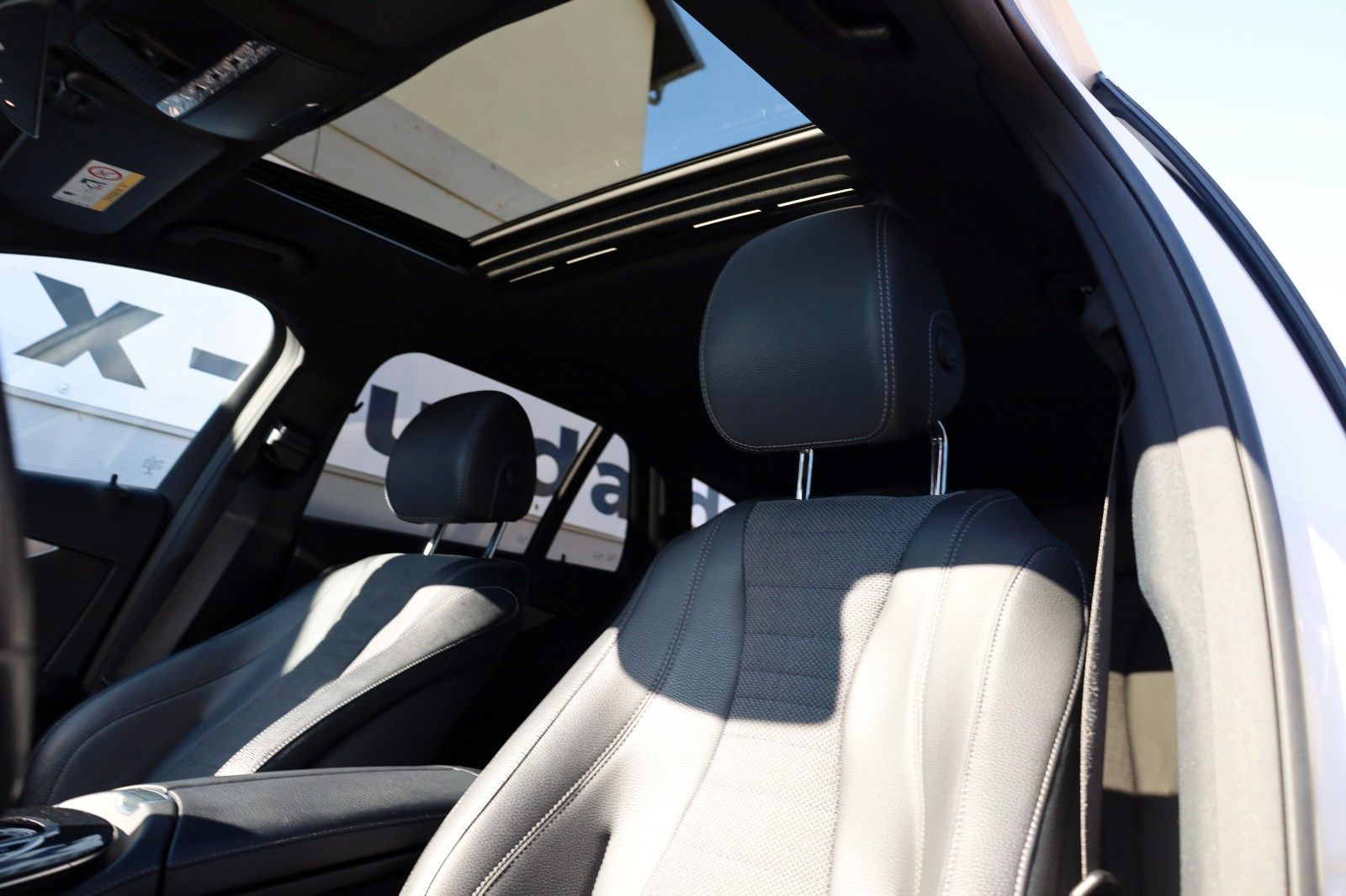 Fahrzeugabbildung Mercedes-Benz E 220d T T.Leder,Navi,LED,SD,Kamera,SH,PDC,SR+WR