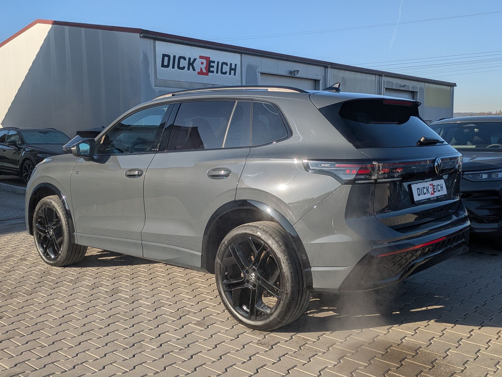 Fahrzeugabbildung Volkswagen Tiguan 2.0 TDI 4M R-Line BLACK*PAN*HK*AHK*MATRIX