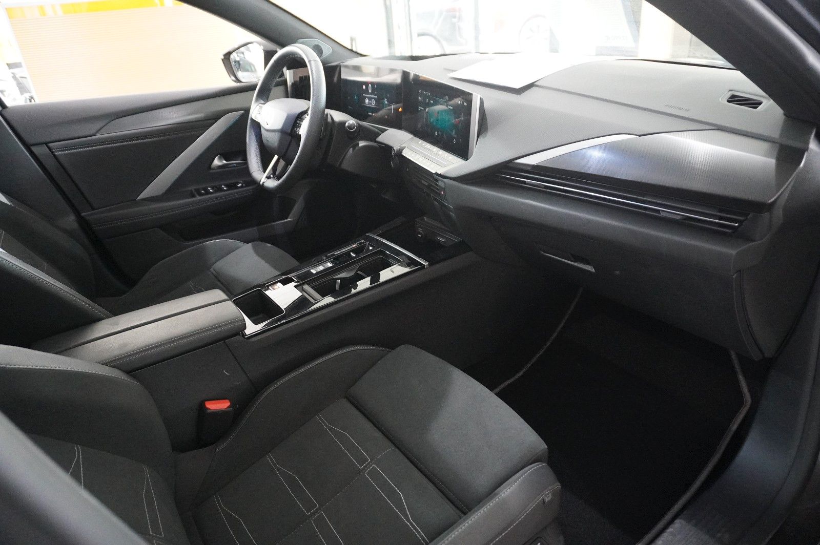 Fahrzeugabbildung Opel Astra L ST 1.2T GS SPORT NAVI/LED/360°/PANO./HUD