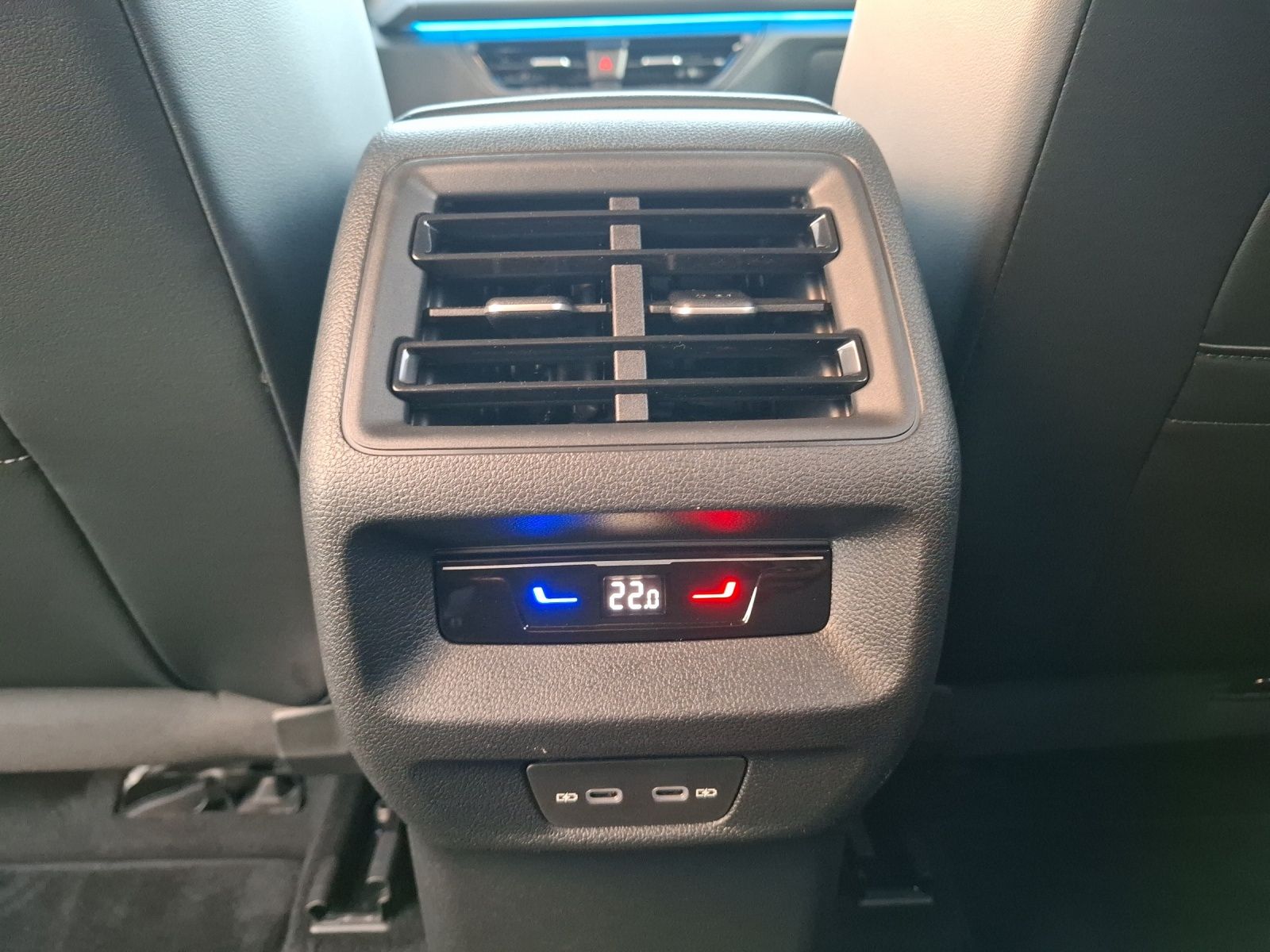 Fahrzeugabbildung Volkswagen Tayron eTSI Life DSG LED AHK NAvi AID ACC RFK SH