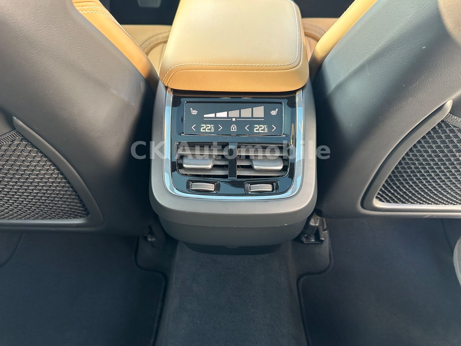 Fahrzeugabbildung Volvo XC60 B5 UltimateBright AWD/Head-Up/Pano/360°/AHK