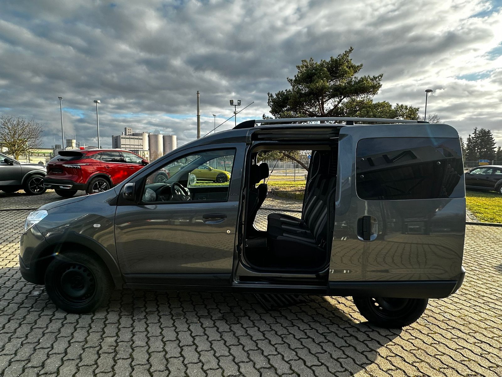 Fahrzeugabbildung Dacia Dokker Stepway Celebration AHK fest