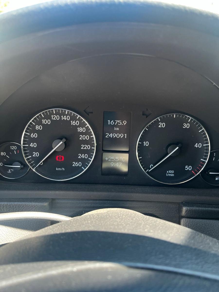 Mercedes-Benz C220 2004 — photo 12