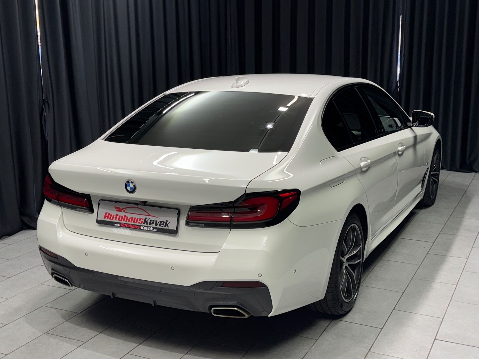 Fahrzeugabbildung BMW 520d xDrive M Sport|HEAD-UP|ACC|LASER|