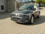 Volkswagen Tiguan Highline / 4Motio/AHK/Navi/LED/Keyless - mit Benzin-Antrieb: Alcantara, Beheizbares Lenkrad, Geländewagen