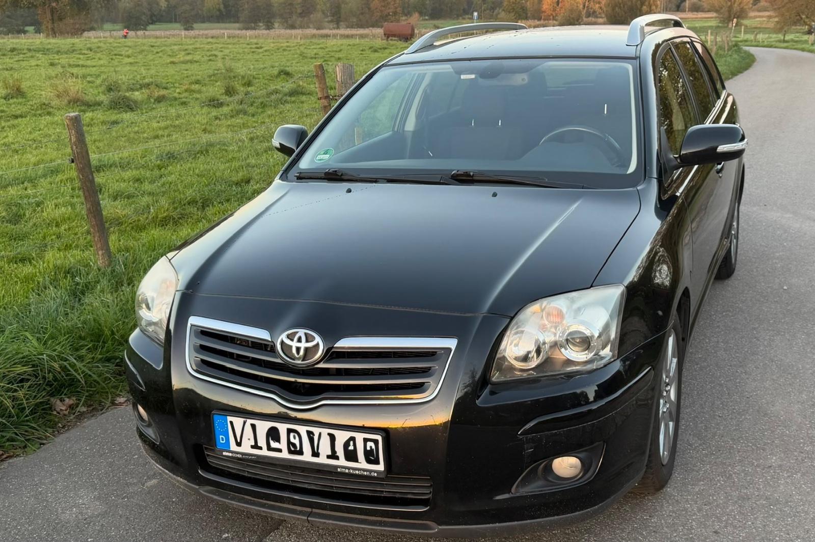 Toyota Avensis 2008 — rear view