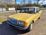 Mercedes-Benz Mercedes 200 W123 Oldtimer 109 PS - Mercedes-Benz 200: W123