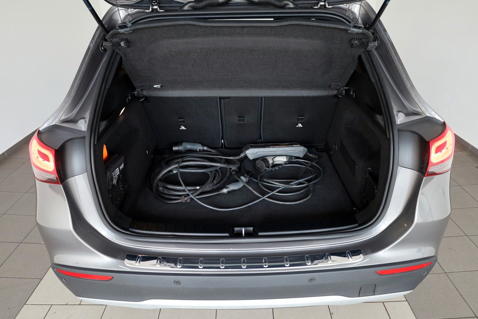 Fahrzeugabbildung Mercedes-Benz GLA 250 e, Style,T.Leder,Navi,LED,SH,Kamera,Pano