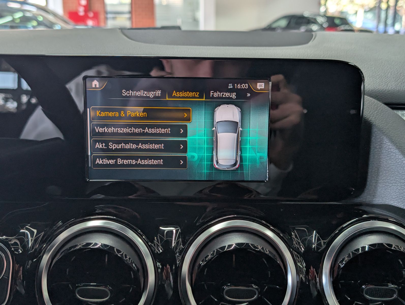 Fahrzeugabbildung Mercedes-Benz GLA 200 d LEDER AHK MBUX VIRT APP KAM SHZ ALU18"