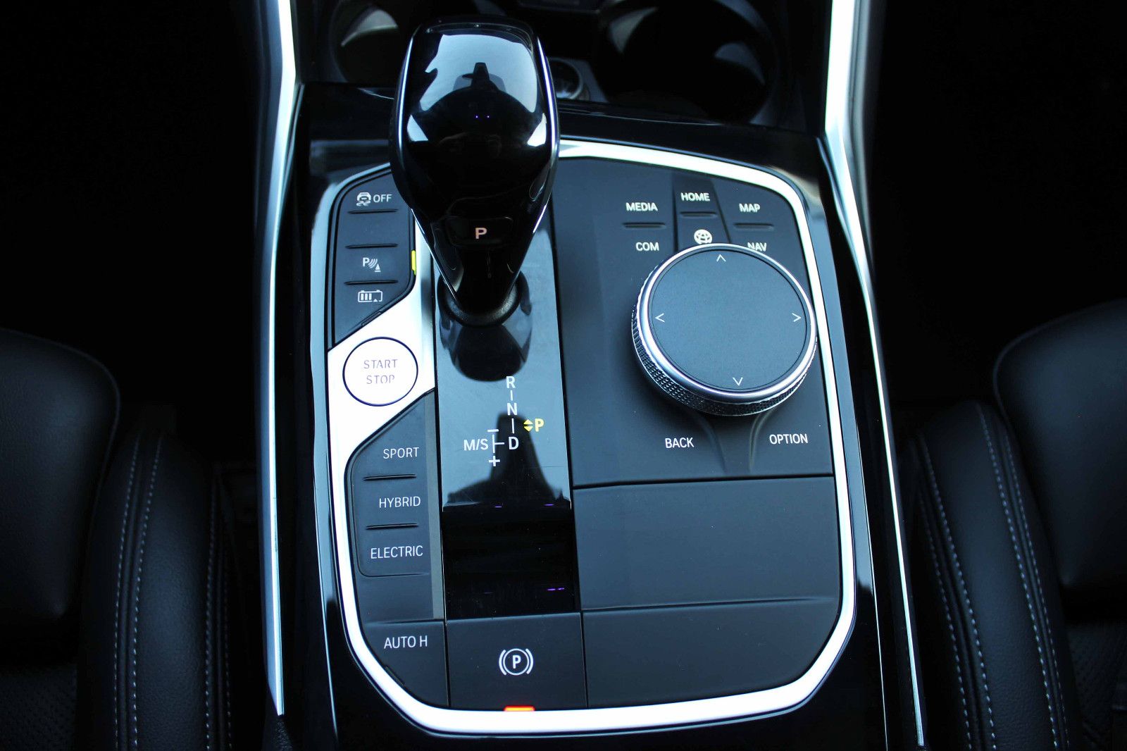 Fahrzeugabbildung BMW 320e Touring Sport-Line LED PANO ACC SHZ CarPlay