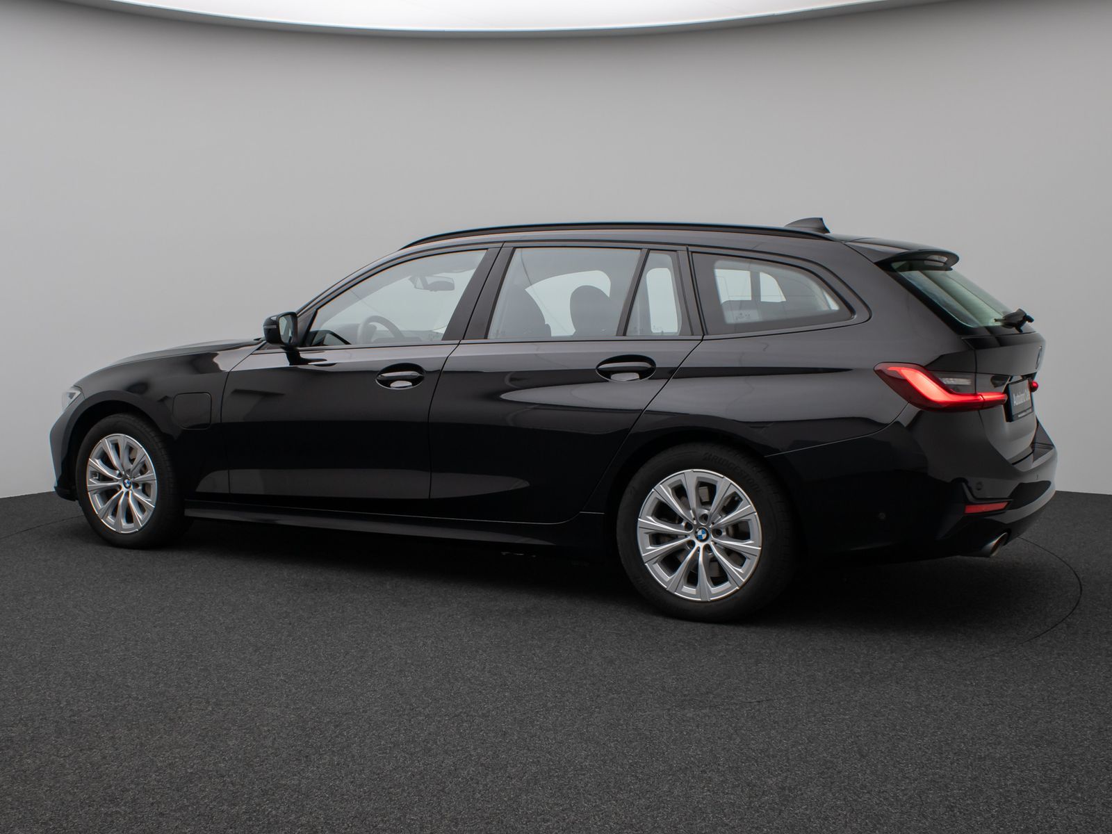 Fahrzeugabbildung BMW 330e Kamera DAB CockPitPr DrivAssis Alarm Sport