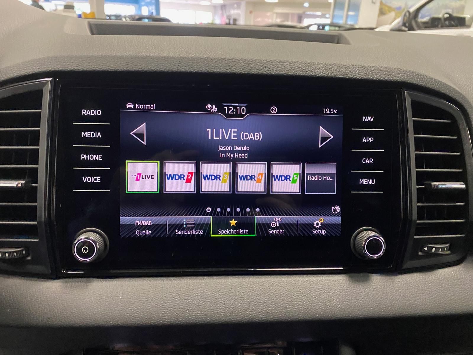 Fahrzeugabbildung SKODA Karoq 1.5 TSI SPORTLINE+MATRIX+ACC+AHK+APP+RFK++