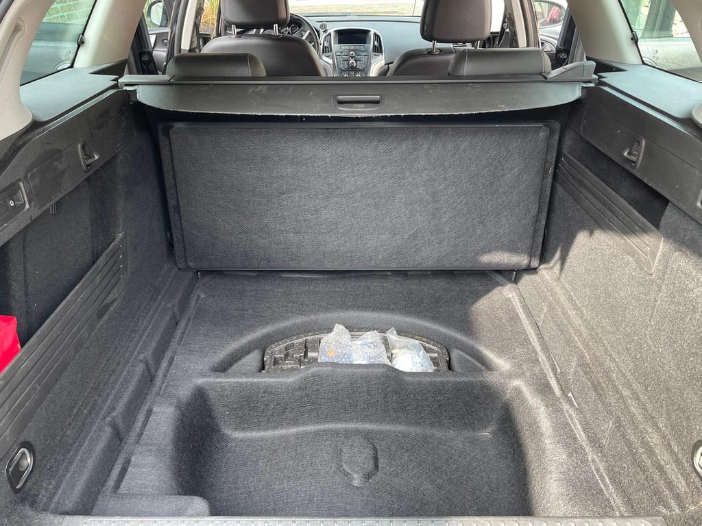 Opel Astra 2011 — photo 9