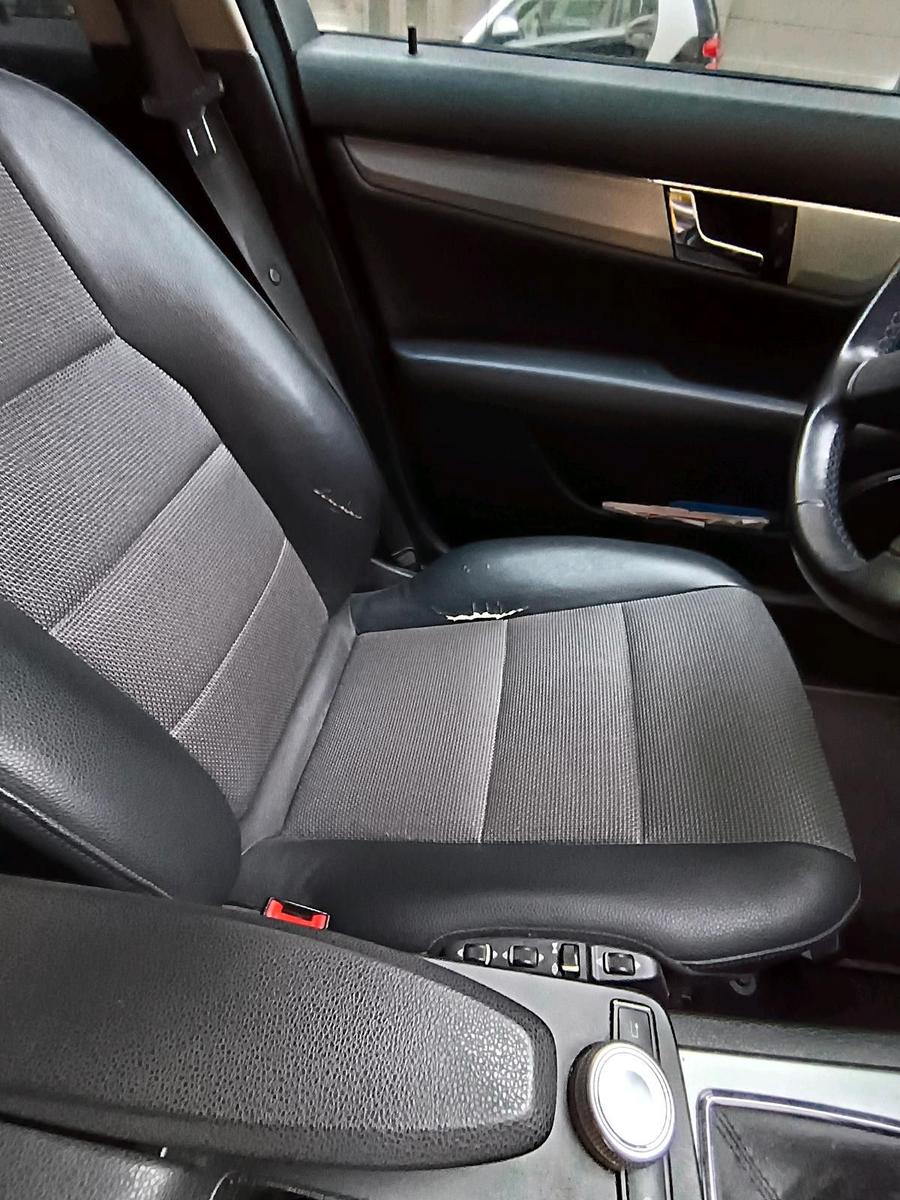 Mercedes-Benz 220 2009 — interior