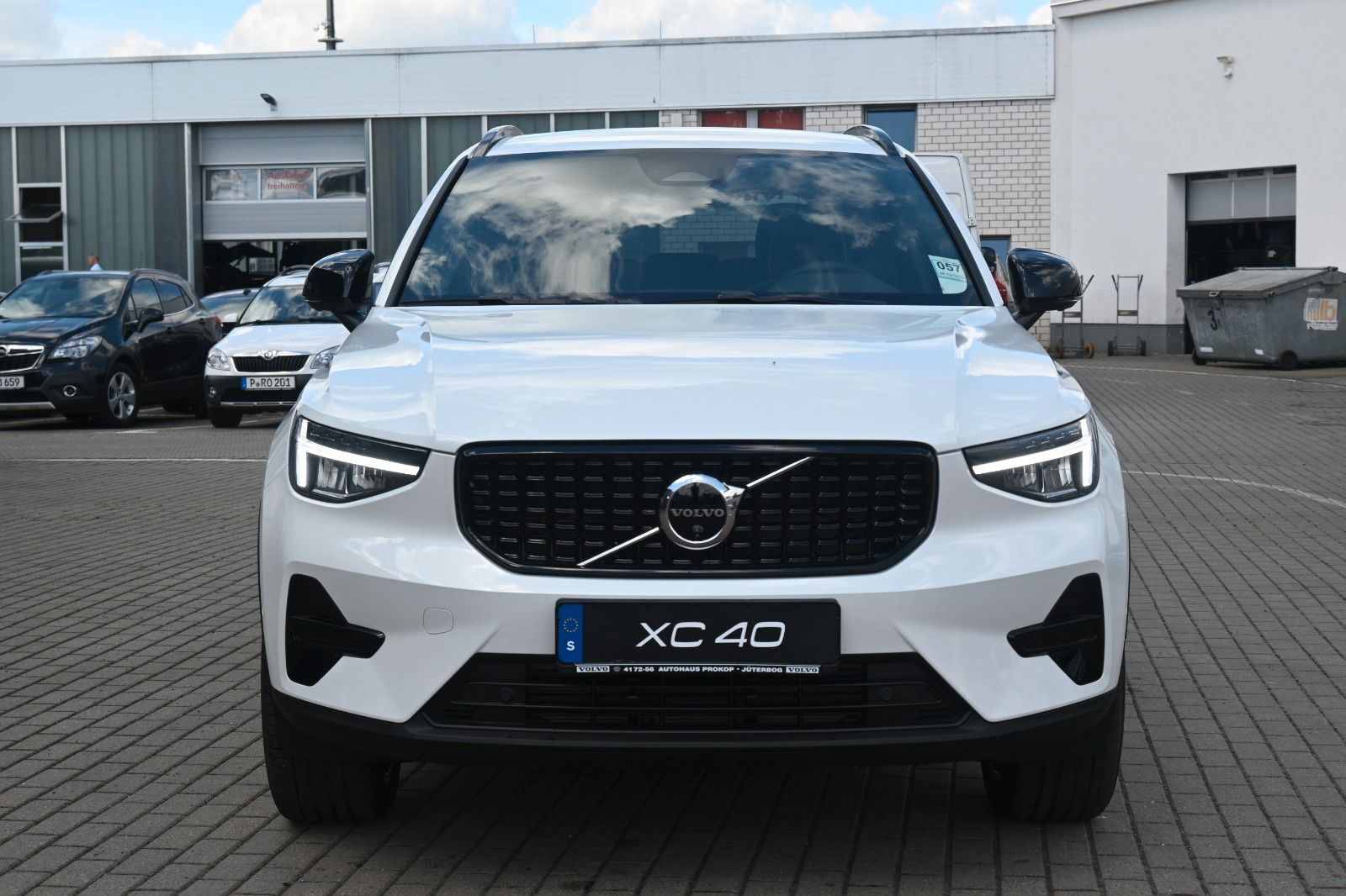 Fahrzeugabbildung Volvo XC40 B4 DKG Plus Dark*H&K*FSHZG*360°*ACC*AHK