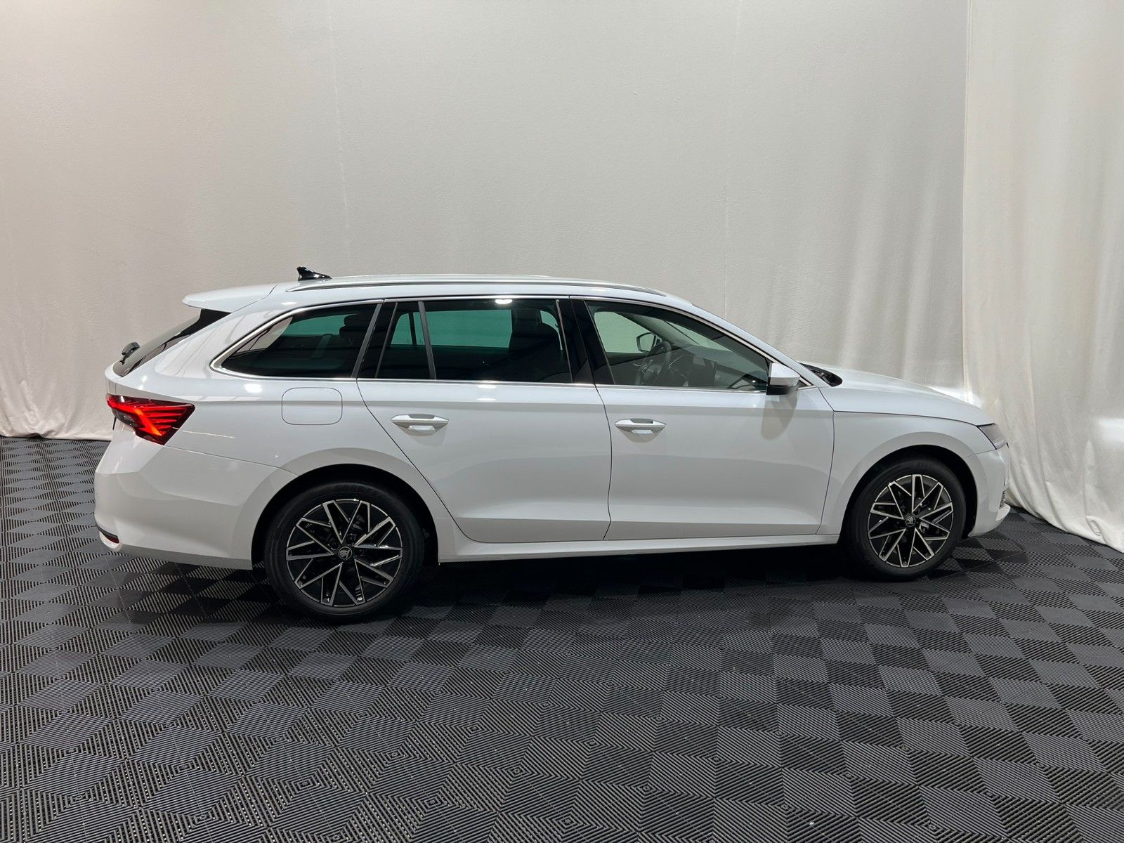 Fahrzeugabbildung SKODA Octavia 2.0 TDI 110kW DSG Selection Combi