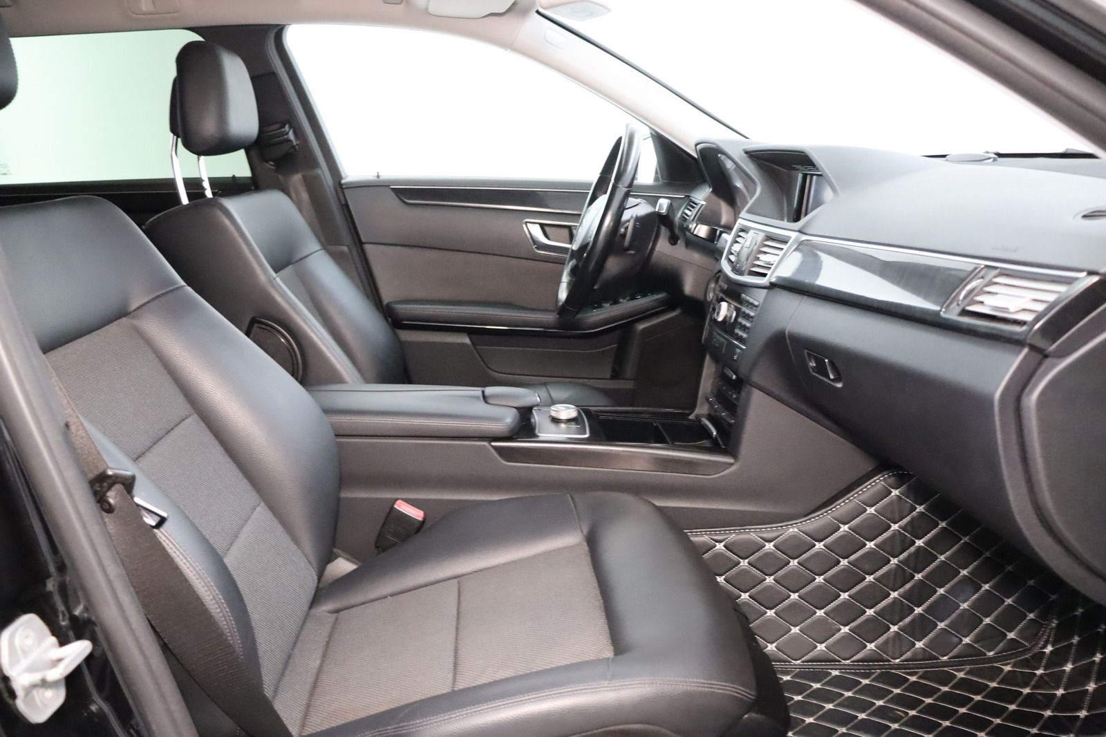 Fahrzeugabbildung Mercedes-Benz E 350 CGI T BlueEFFICIENCY * Navi * Sitzhzg. *