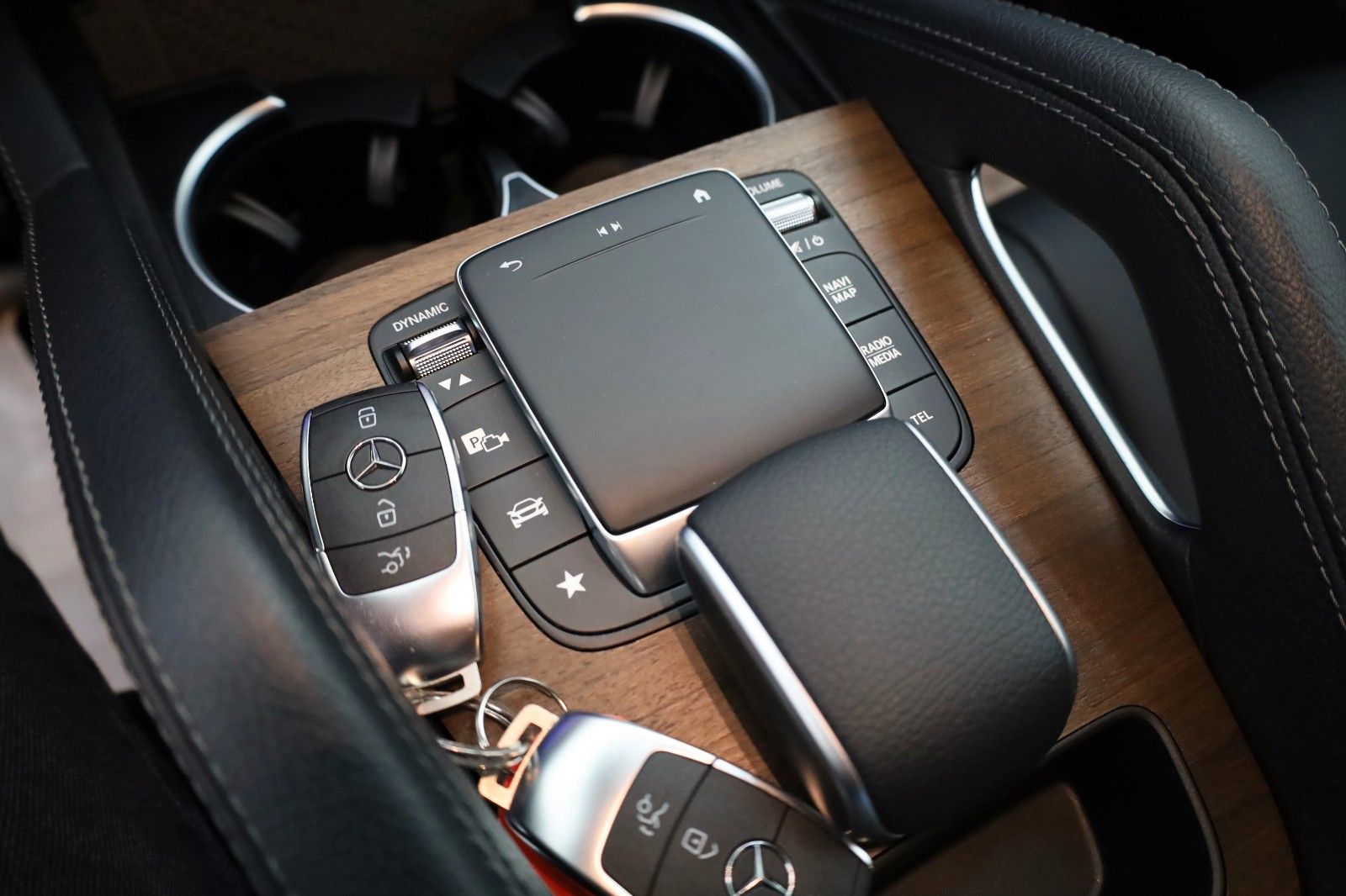 Fahrzeugabbildung Mercedes-Benz GLE 350e 4M AMG Leder,Navi,LED,PanDach,Night,360