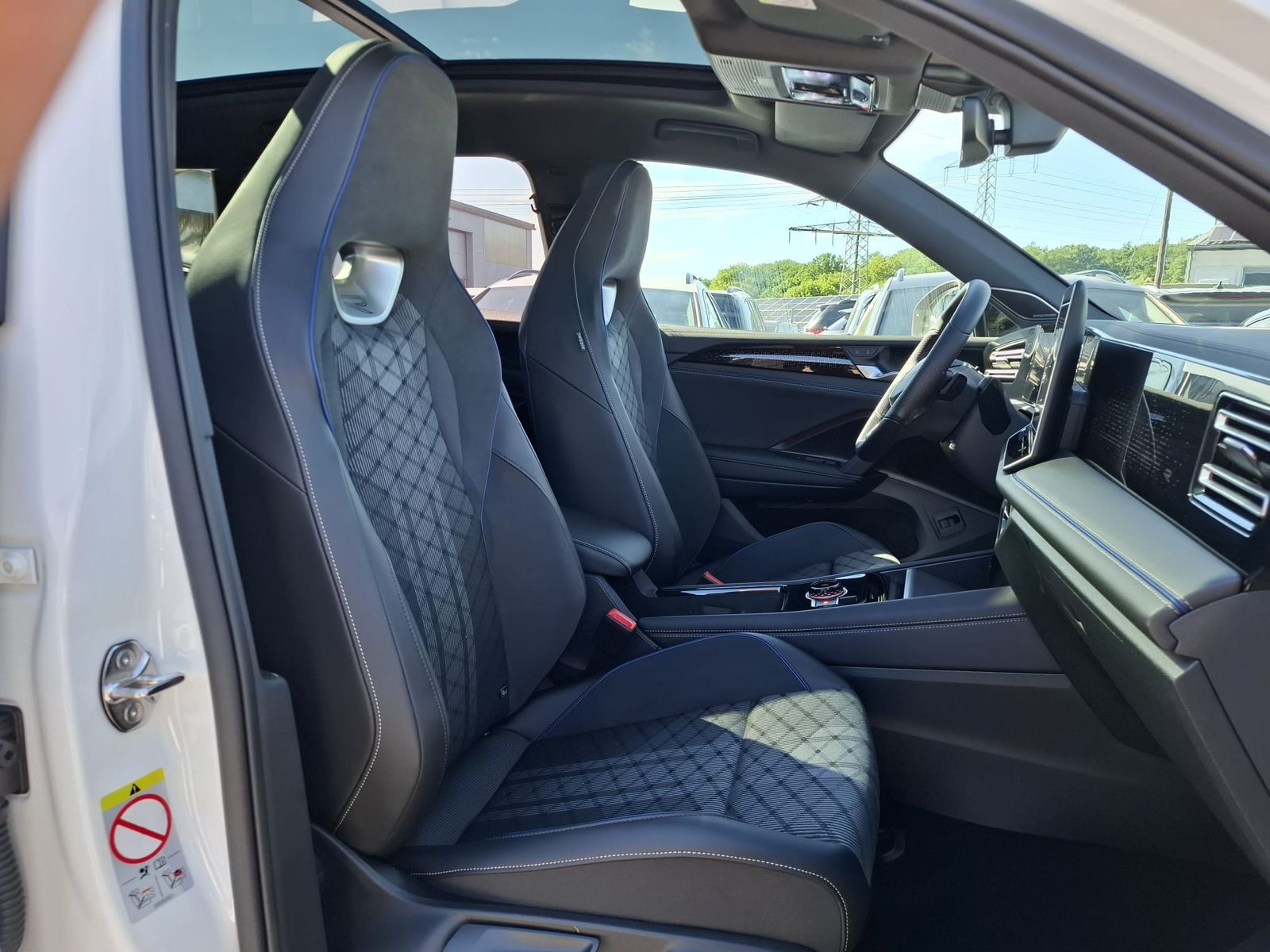 Fahrzeugabbildung Volkswagen Tiguan 2.0 TDI 4M R-Line BLACK*PAN*HK*AHK*MATRIX