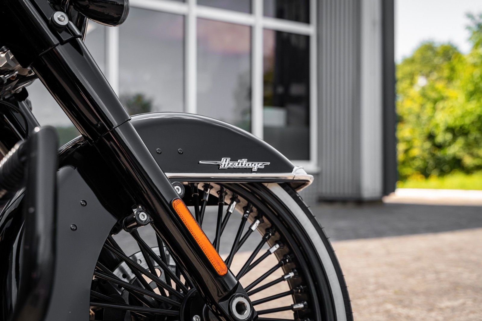 Fahrzeugabbildung Harley-Davidson FLHC Heritage - Chicano Umbau - Motorumbau -