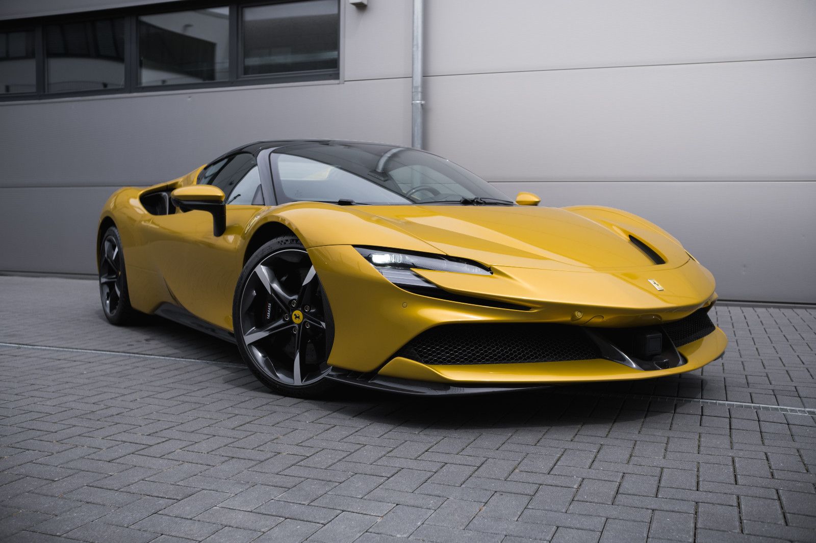 Fahrzeugabbildung Ferrari SF90 Spider-Giallo Montecarlo-Carbon-Lift-360´´