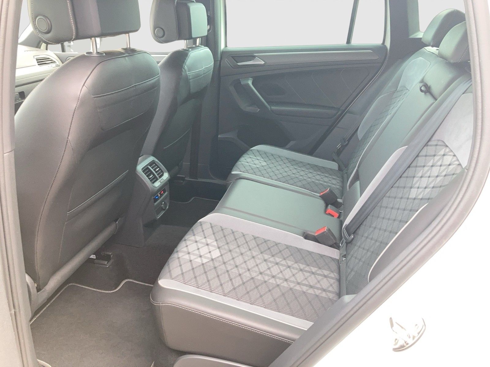 Fahrzeugabbildung Volkswagen Tiguan TDI R-Line DSG Matrix Navi AHK STH PDC