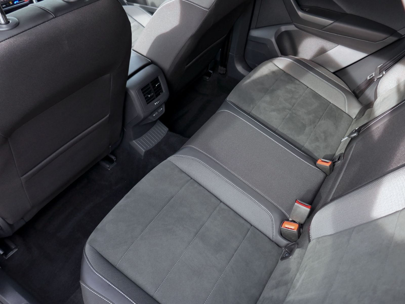 Fahrzeugabbildung Volkswagen T-Roc Style 1.5 TSI DSG | LED AHK PDC ACC