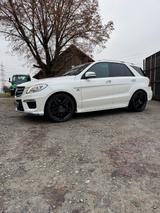 Mercedes-Benz ML 63 AMG KEYLESS/FOND TV/H&K/PANO/DISTRONIC - Mercedes-Benz ML 63 AMG in Stuttgart