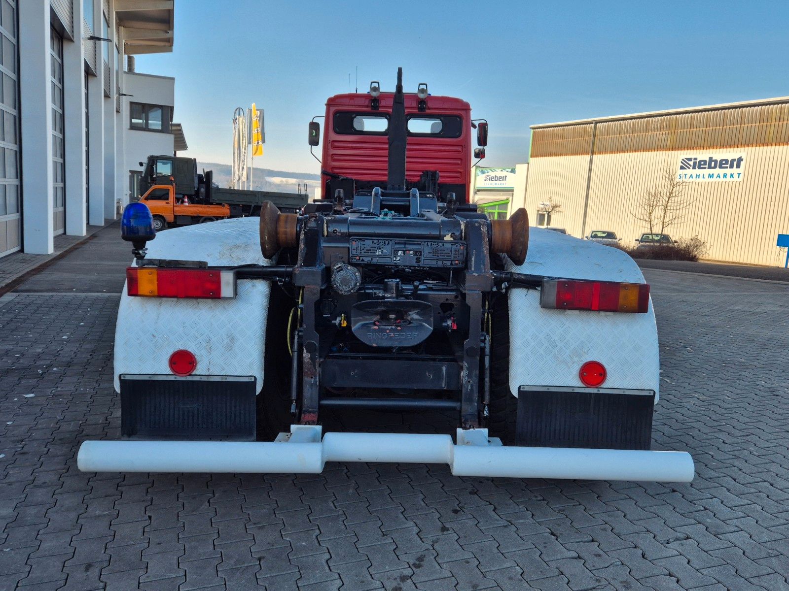 Fahrzeugabbildung MAN 35.372 (F14) 8x4 Atlas 4. Achse gelenkt Seilwind