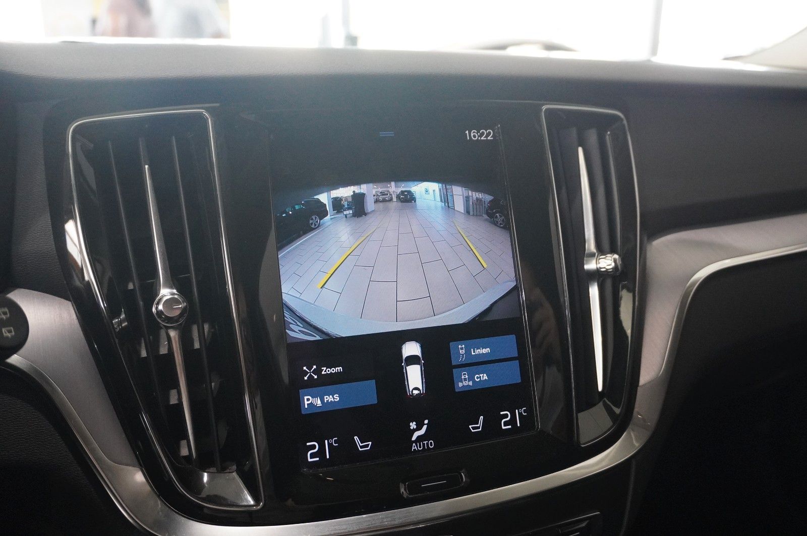 Fahrzeugabbildung Volvo V60 Kombi  MOMENTUM PRO NAVI/LED/KAMERA/SHZ/DAB+