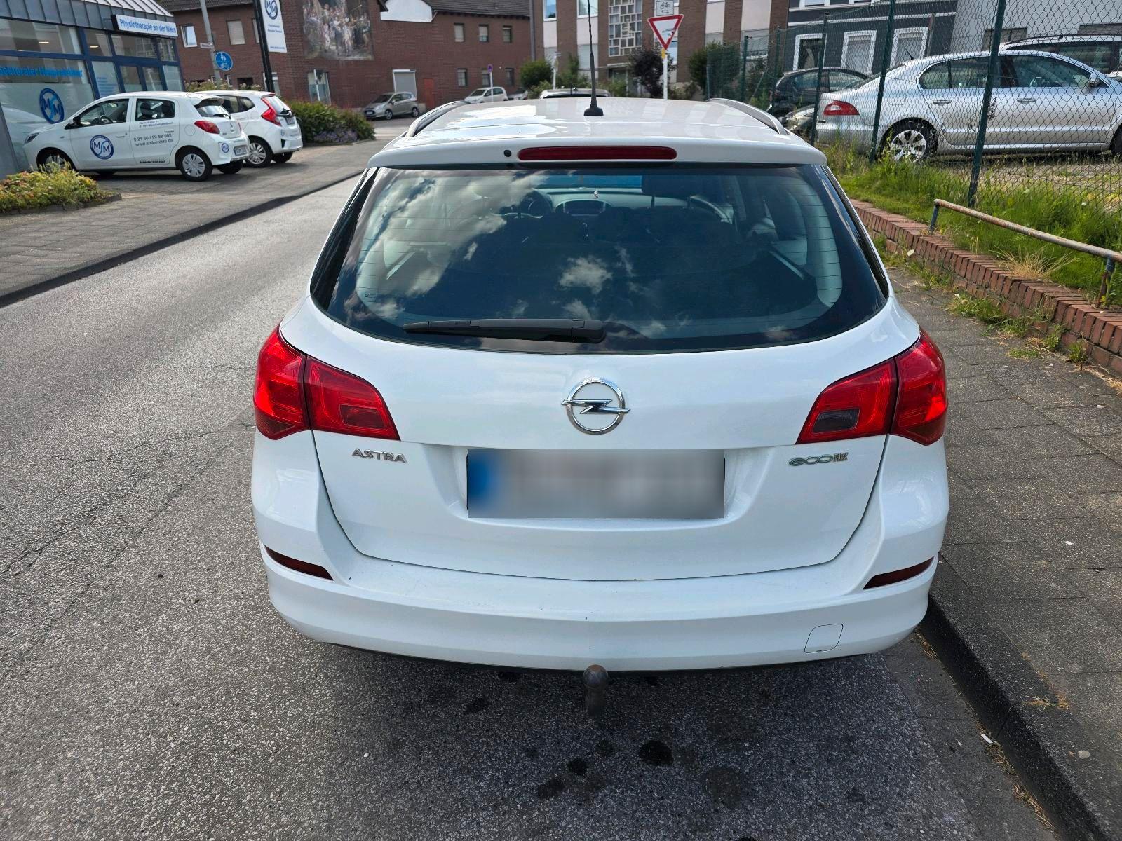 Opel Astra 2011 — photo 5