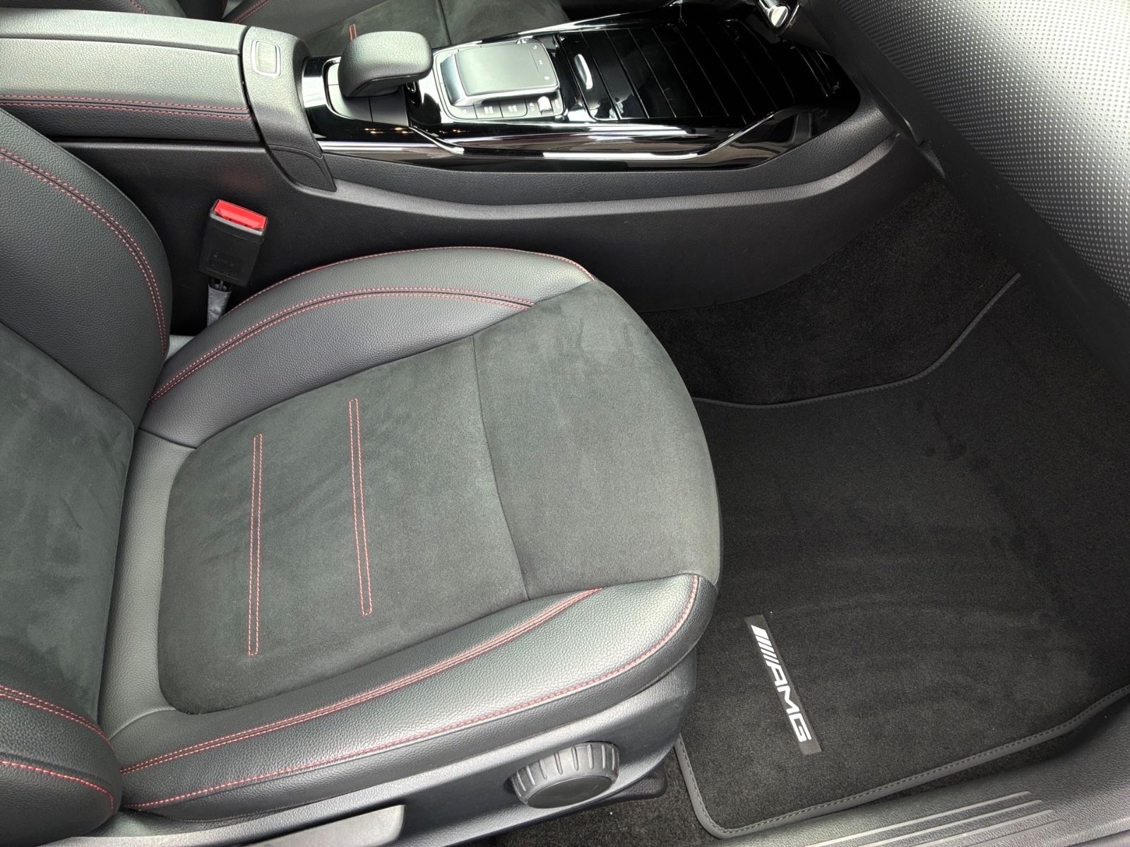 Mercedes-Benz CLA 35 AMG 4M Pano Kamera Multibeam Ambiente LED foto 12