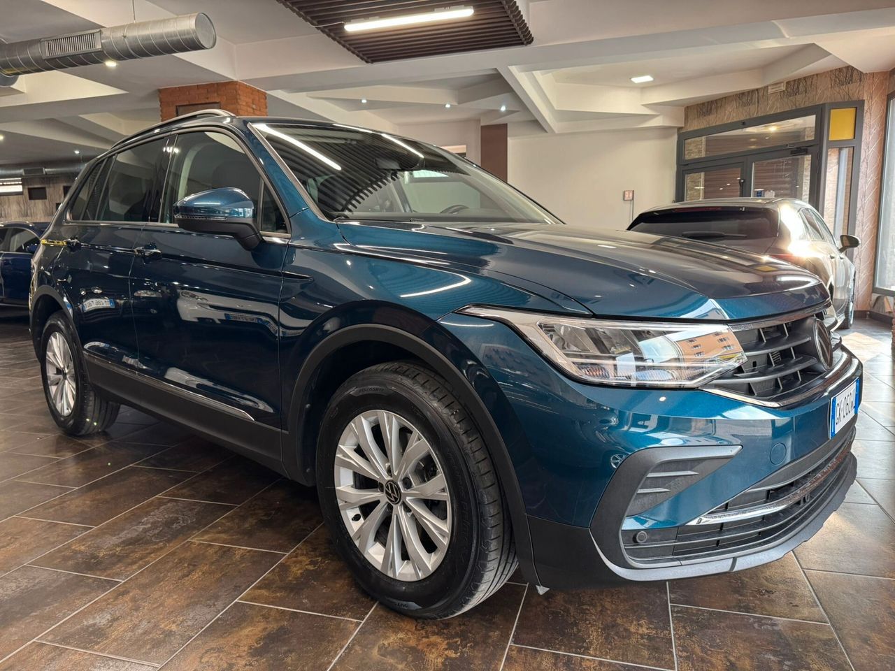 Volkswagen Tiguan - 1