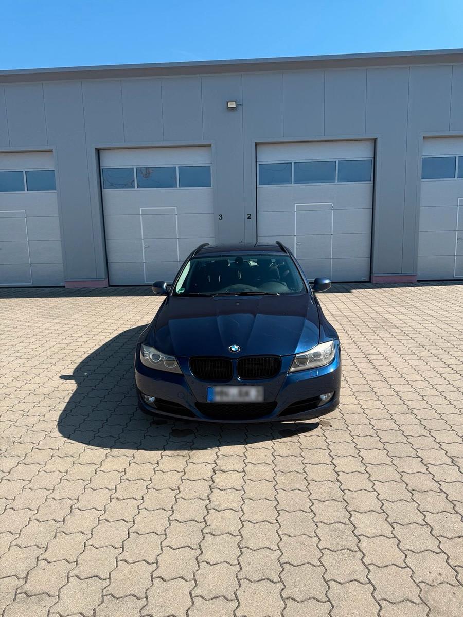 BMW 320 2011 — салон