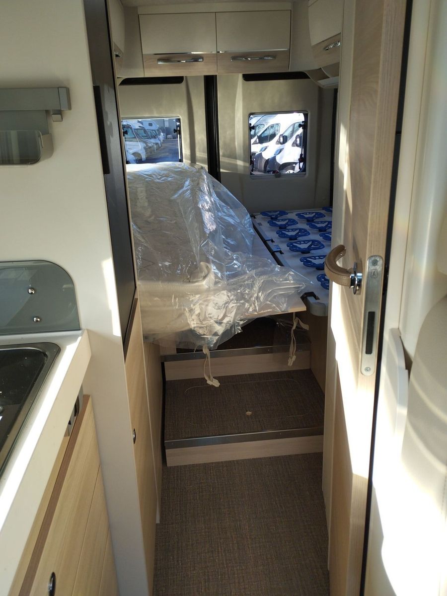 Fahrzeugabbildung Eura Mobil Van V 635 EB Captain-Chair-Sitze, Skyroof, RFK