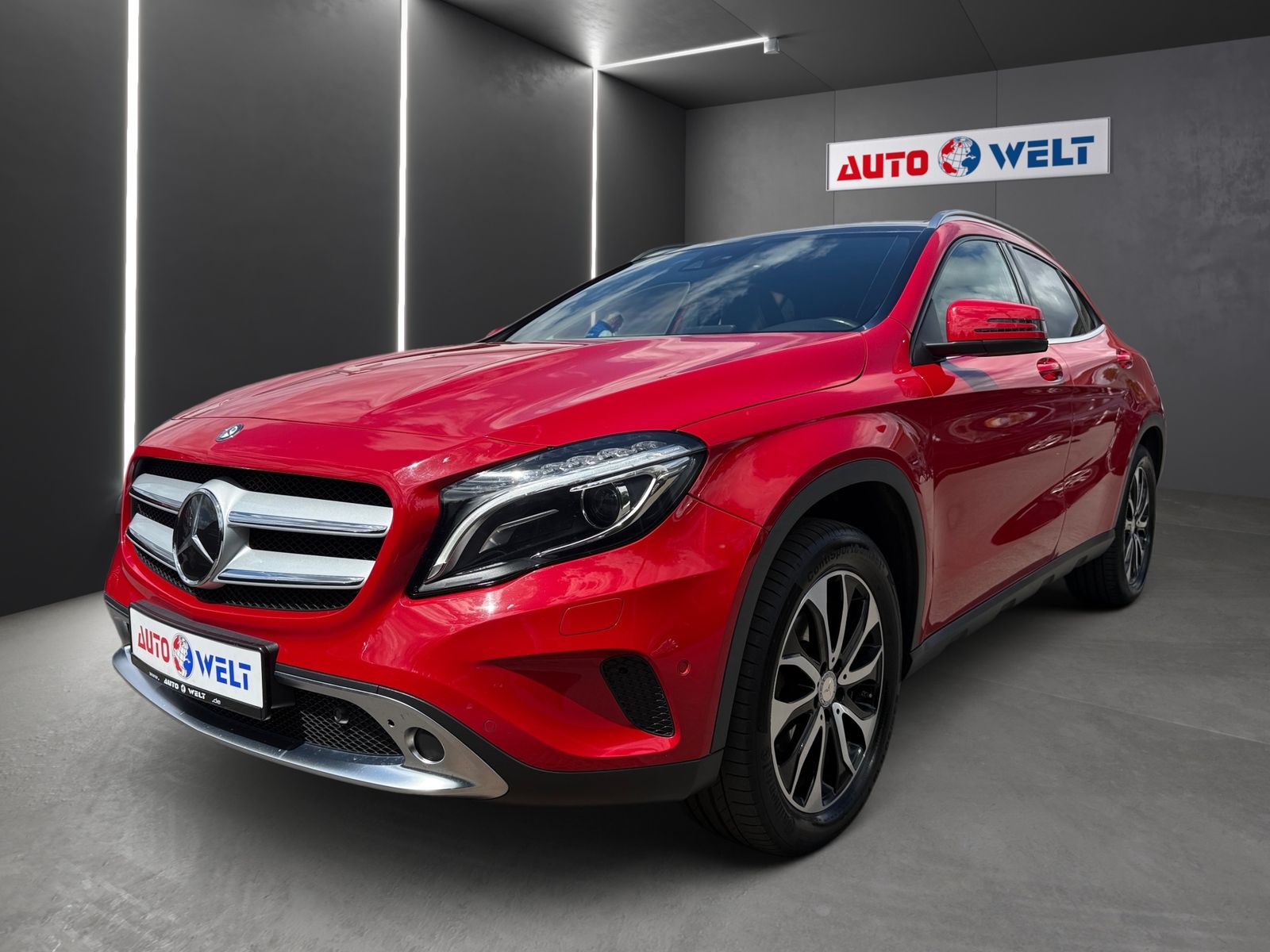 MERCEDES-BENZ GLA 200 Automatik Bi-Xenon Navi Panorama