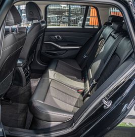 Fahrzeugabbildung BMW 320d xDrive Touring Steptronic xDrive|HEADUP|SH