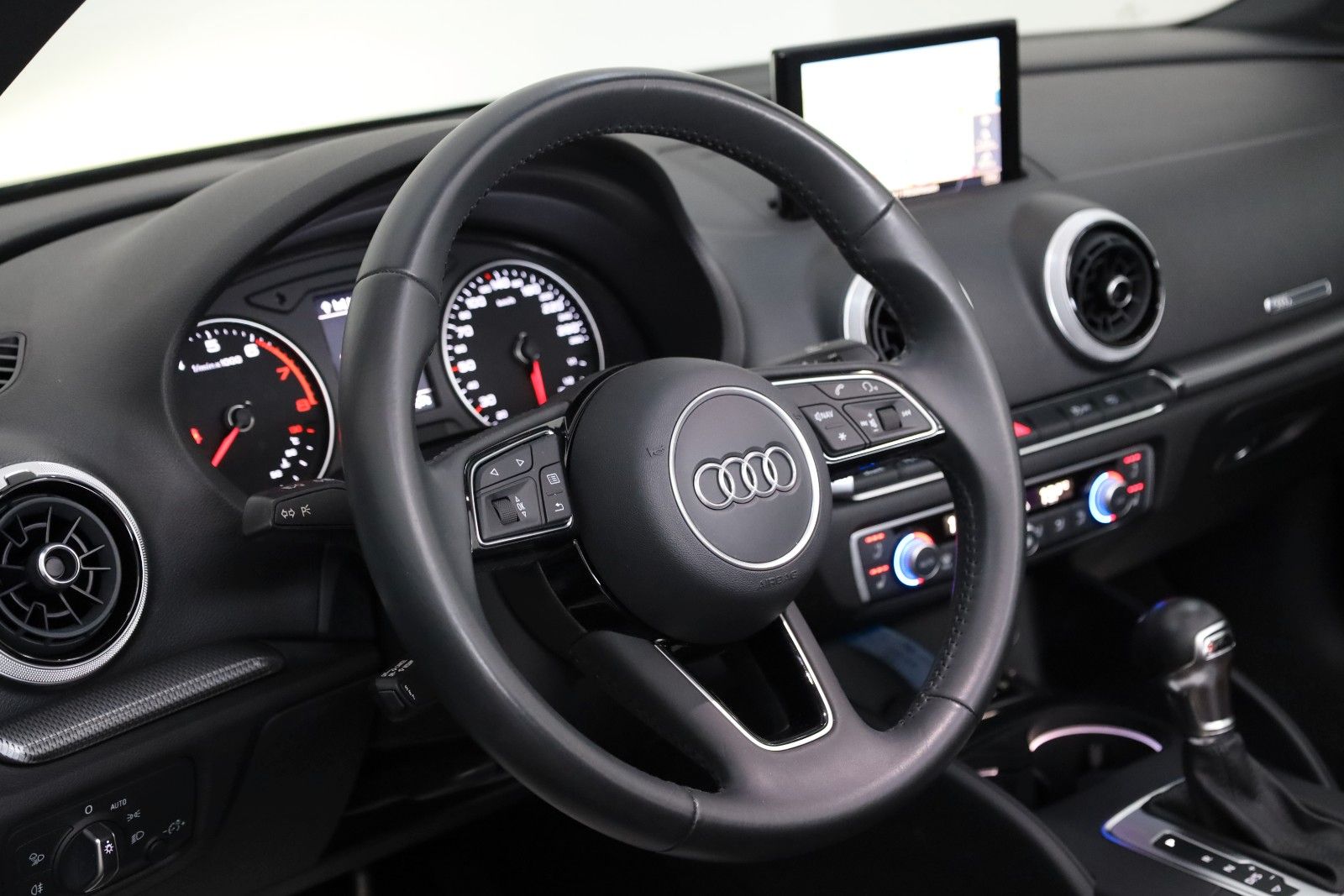 Fahrzeugabbildung Audi A3 35TFSI design Leder,Navi,LED,SH,Massage,SR+WR