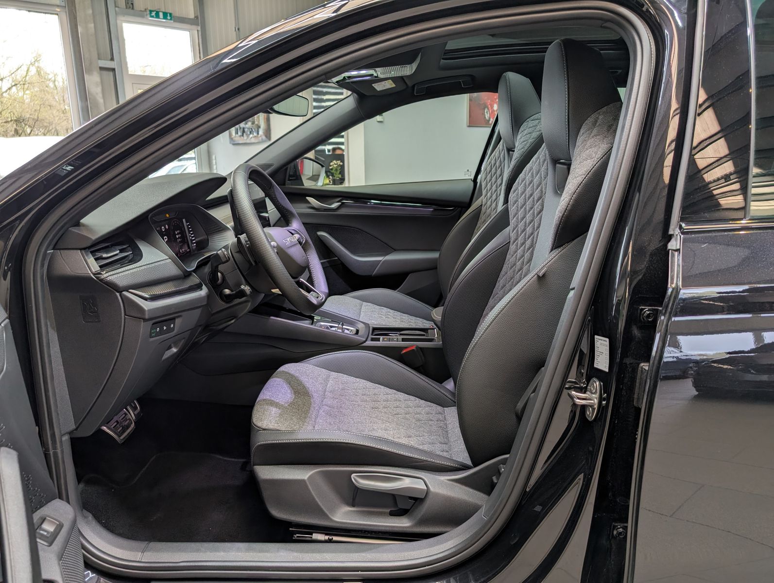 Fahrzeugabbildung SKODA Octavia 1.5 TSI Sportline Pano Matrix AHK 5J.Gar