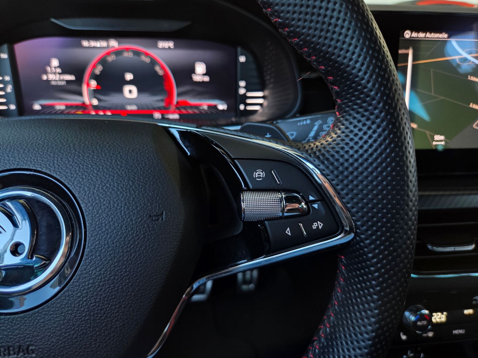 Fahrzeugabbildung SKODA KAMIQ  Monte Carlo PANO LED NAVI ALU