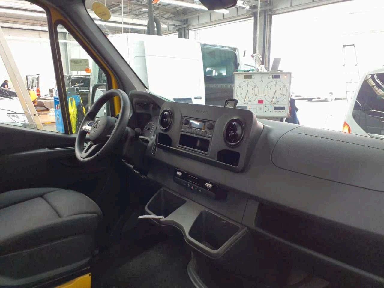 Fahrzeugabbildung Mercedes-Benz eSprinter 312 DHL Regal KEP-Ausbau