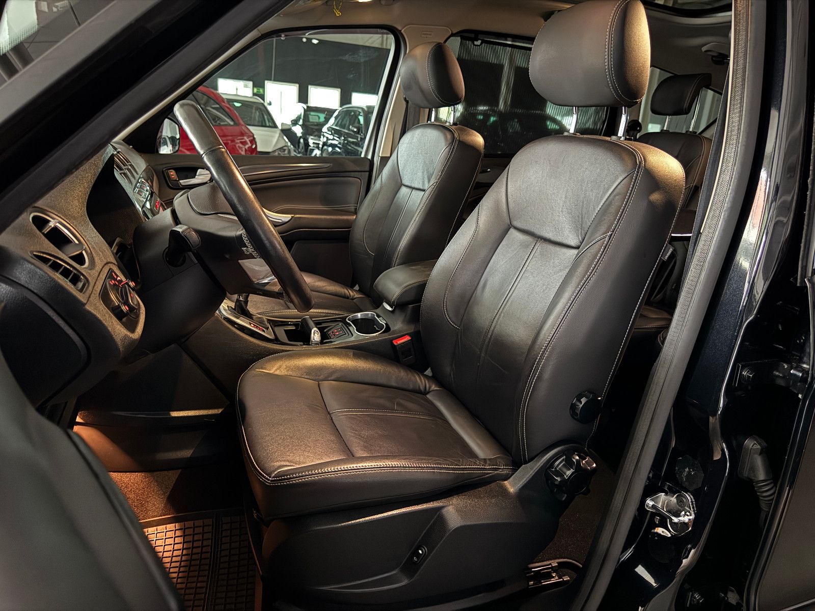 Fahrzeugabbildung Ford S-MAX AUTOMATIK SPORTPAKET TITANIUM X VOLL