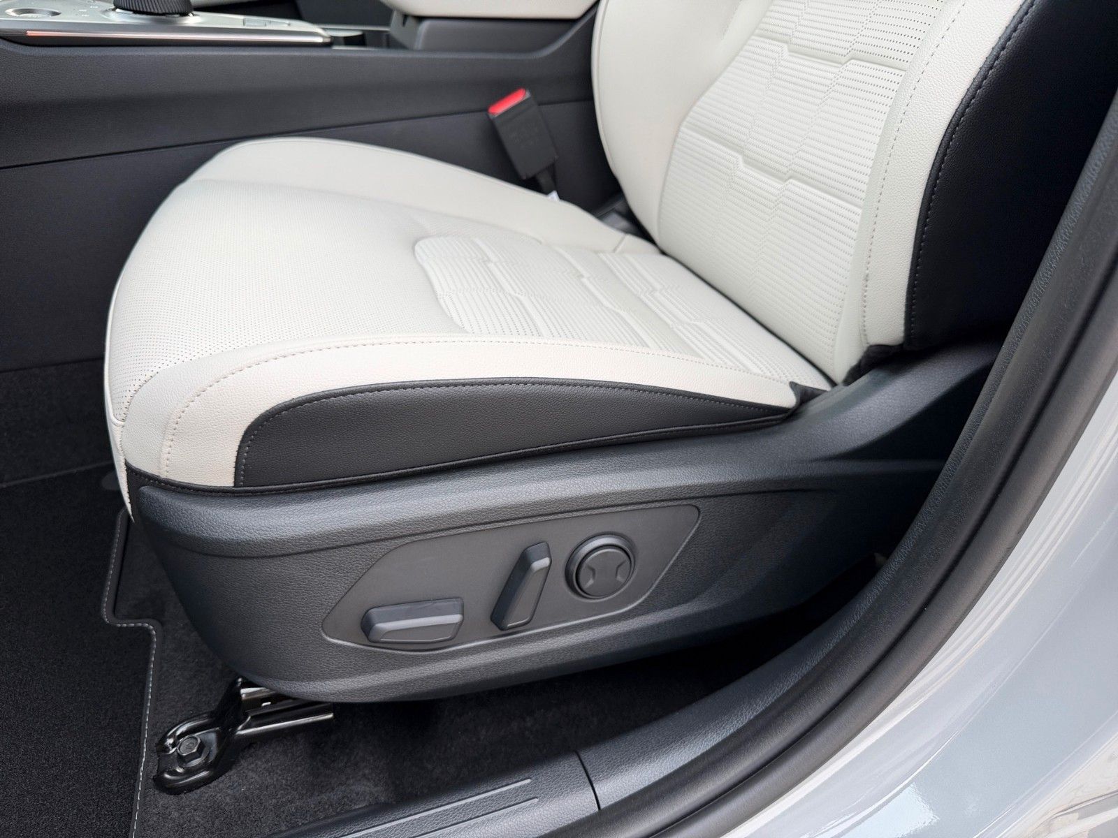 Fahrzeugabbildung Kia SPORTAGE 1.6T 2WD DCT BLACK ED SD DRIVE