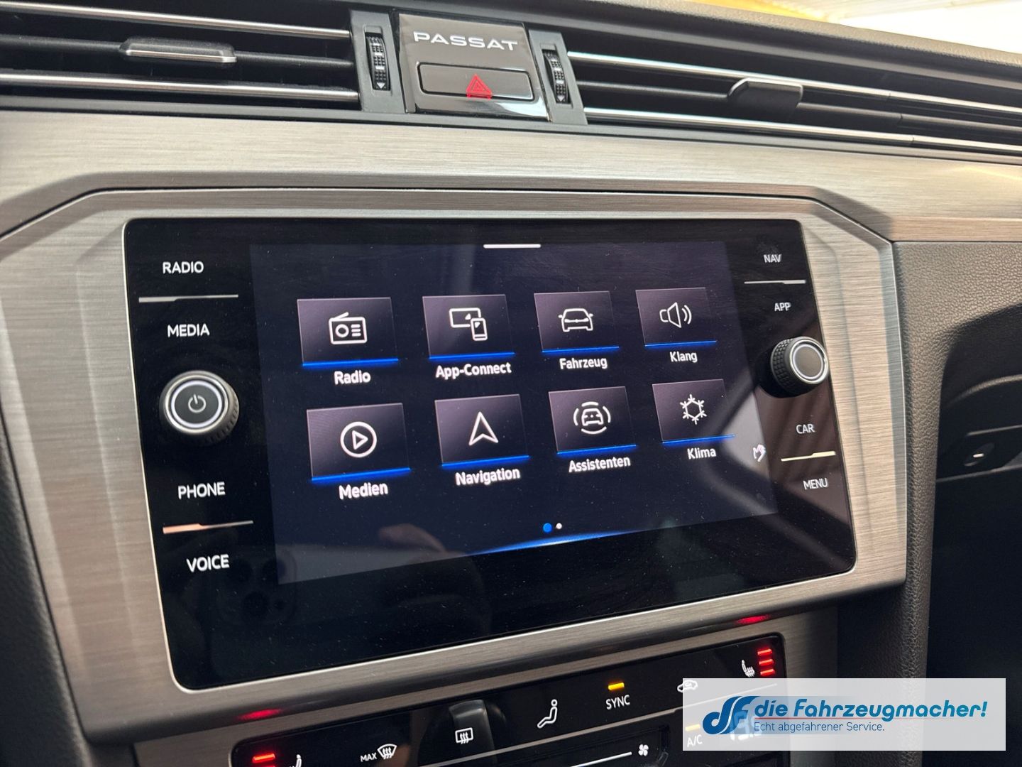 Fahrzeugabbildung Volkswagen Passat Variant Conceptline sch.AHK Navi LED ACC