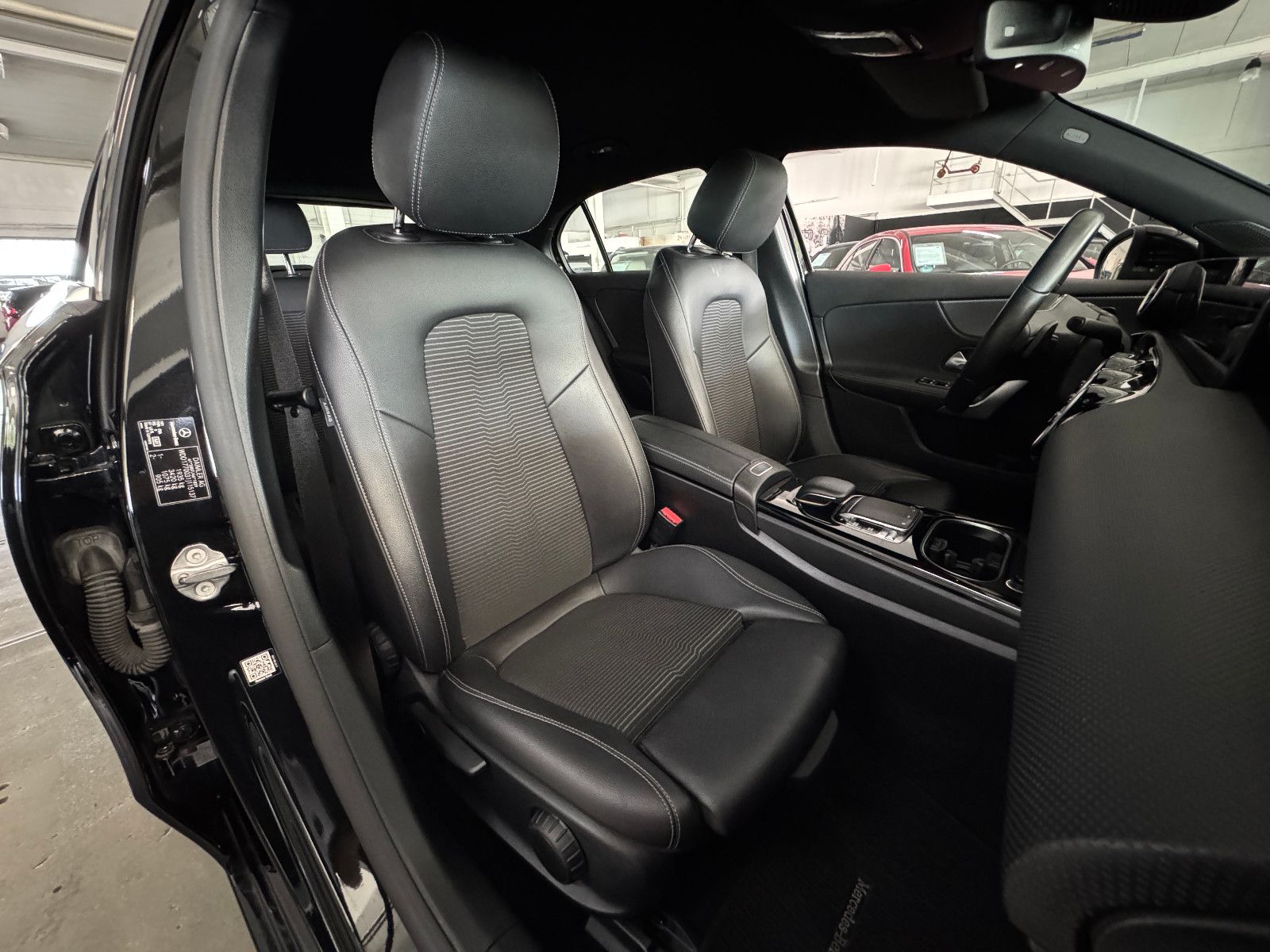 Fahrzeugabbildung Mercedes-Benz A 180 d PROGRESSIVE SPORTPAKET LED NAVI MBUX +