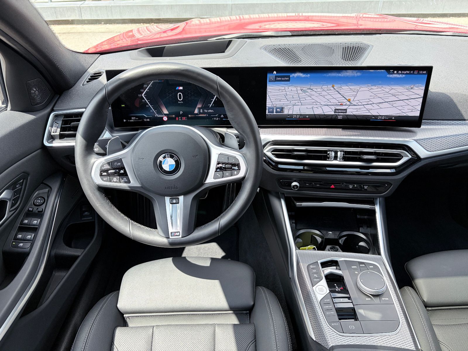 BMW 320 i Aut M Sport PANO/AHK/HUD/360°/STANDHEIZUNG foto 17